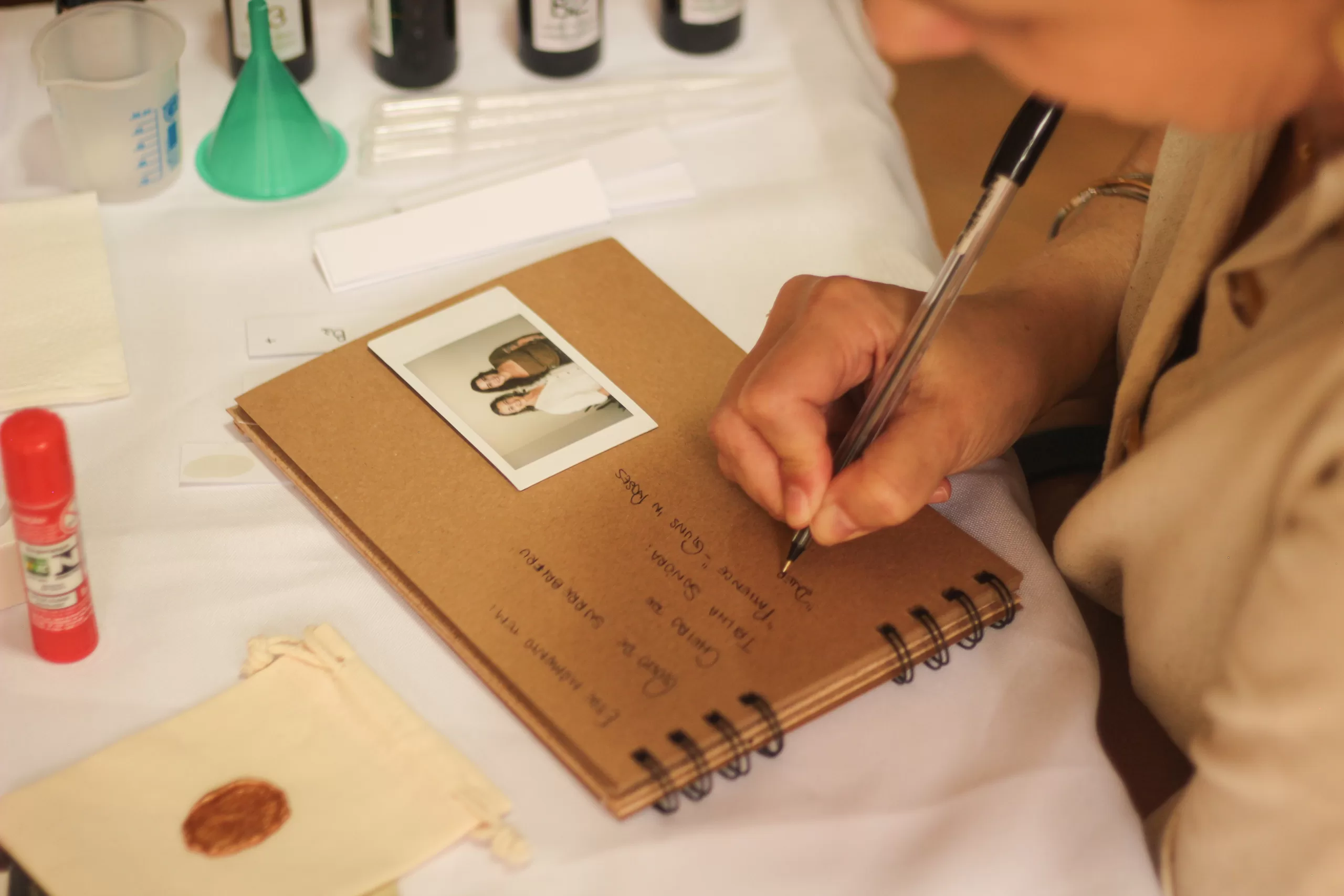 Ateliê de Memórias: um perfume personalizado de presente para homenagear quem você ama 3 perfume personalizado de presente, presente personalizado, experiência particular, perfume botânico, perfumaria botânica, presente criativo, presente para o Dia dos Pais, perfume personalizado, presente personalizado para o Dia dos Pais, presente de aniversário, presente afetivo,