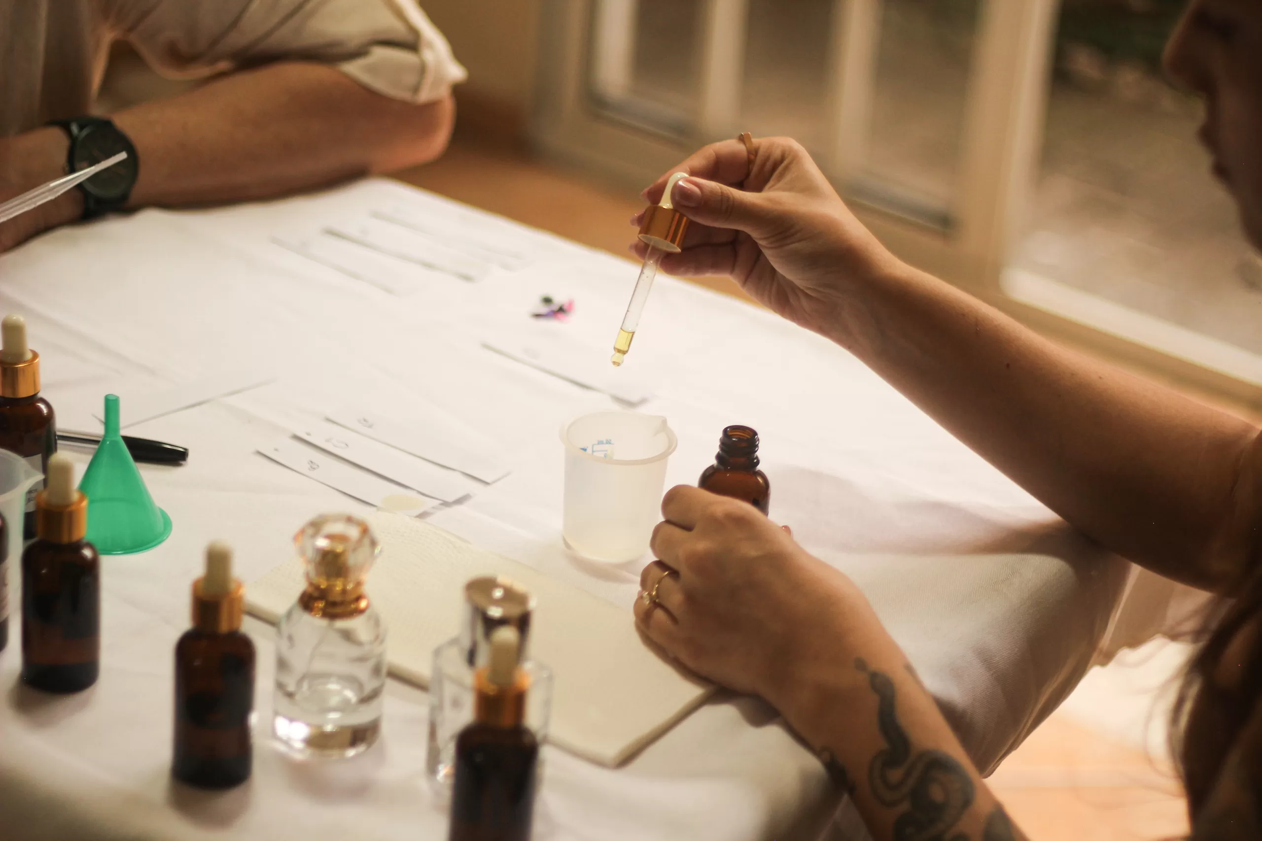 Kit Ateliê de Memórias In Box: O laboratório de perfumaria e scrapbook para criar perfume personalizado de presente 5 presente afetivo e exclusivo, oficina de perfume em casa, memórias olfativas, perfume artesanal, experiência para casais presencial, criar perfume personalizado, atelie de memórias